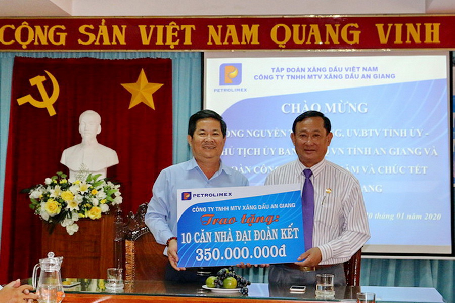 Chủ tịch ủy ban MTTQ VN tỉnh An Giang Nguyễn Tiếc Hùng, thăm và chúc tết Petrolimex An Giang