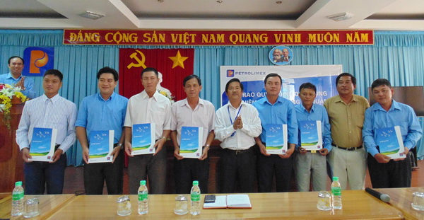 Trao Quyết định điều động, bổ nhiệm 9 cán bộ
