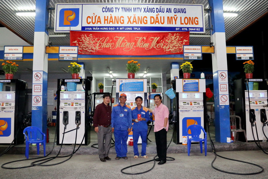 Tin ảnh: Chủ tịch kiêm Giám đốc Công ty thăm chúc tết CHXD đêm giao thừa