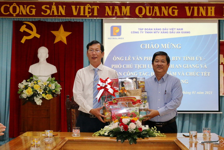 Lãnh đạo UBND tỉnh thăm và chúc tết Petrolimex An Giang