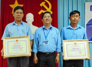 Tập thể và nhiều cá nhân được nhận bằng khen của Bộ Công thương