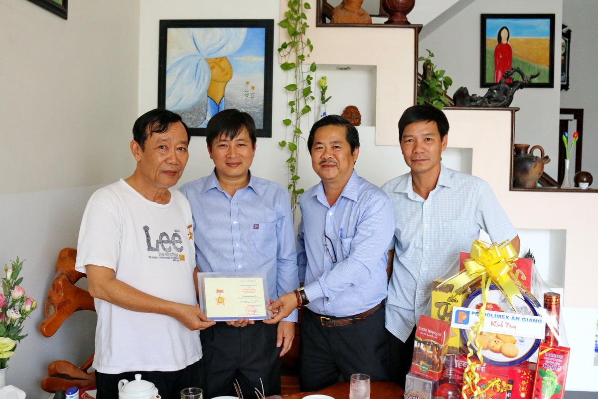 Ban Giám đốc Petrolimex An Giang thăm, tặng quà các gia đình nguyên lãnh đạo Công ty