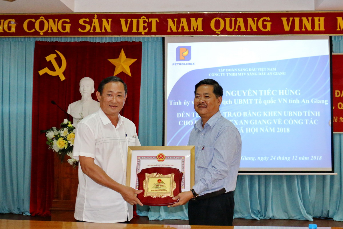 Nhận Bằng khen về công tác an sinh xã hội