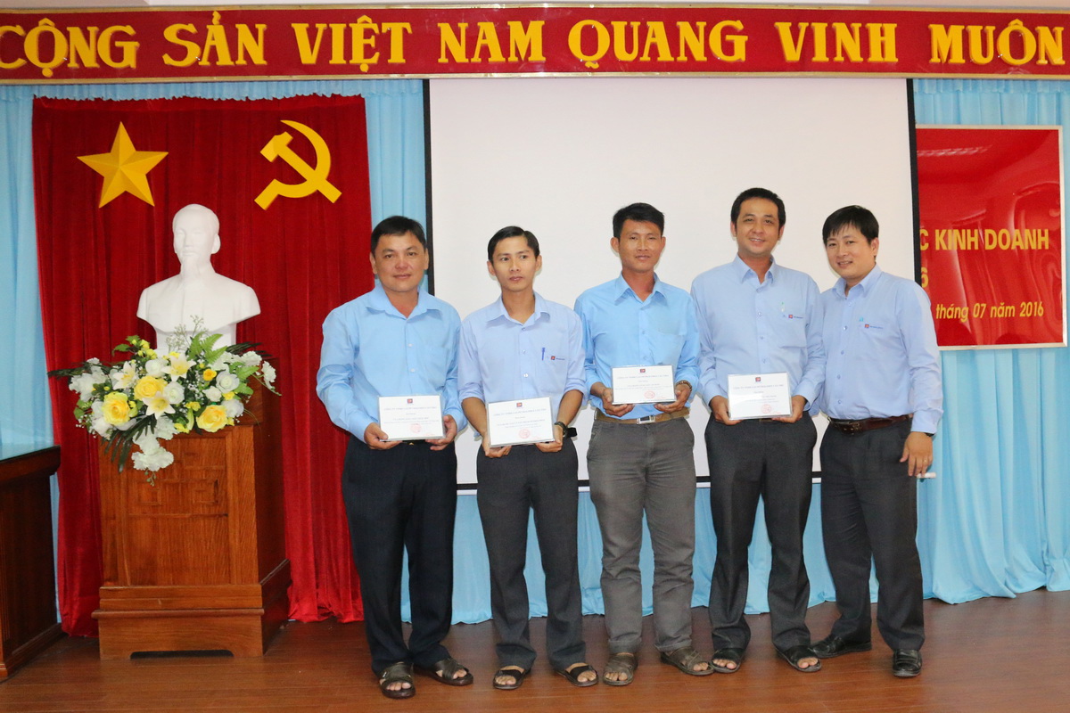 Khen thưởng cửa hàng có thành tích cao 09 tháng đầu năm 2016