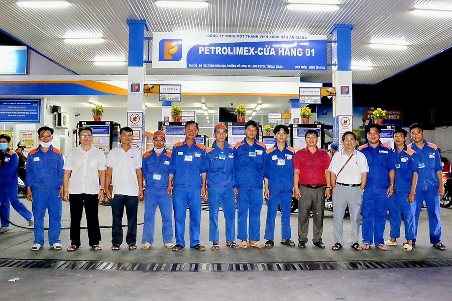 Lãnh đạo Công ty thăm và chúc tết các CHXD đêm giao thừa