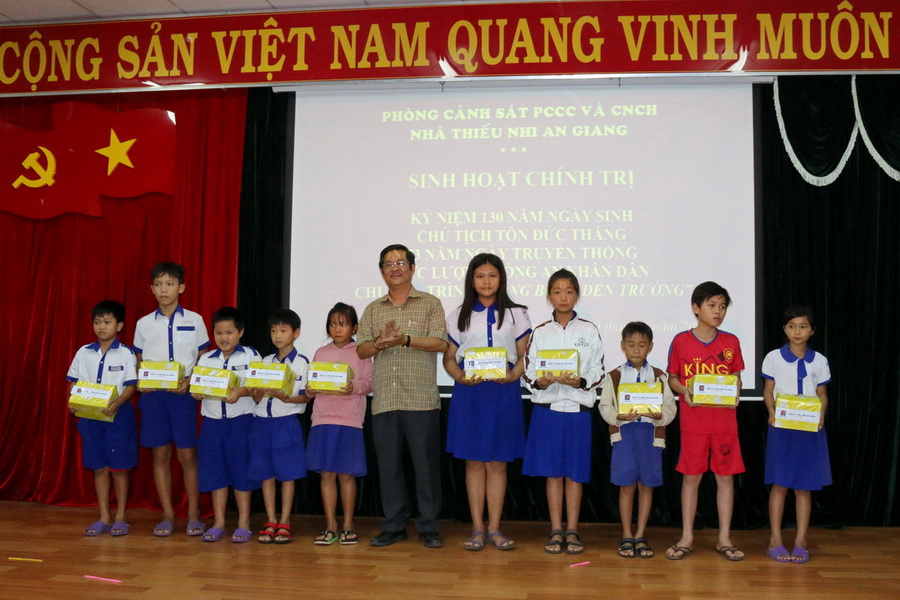Nâng bước đến trường cho các em học sinh nghèo vượt khó