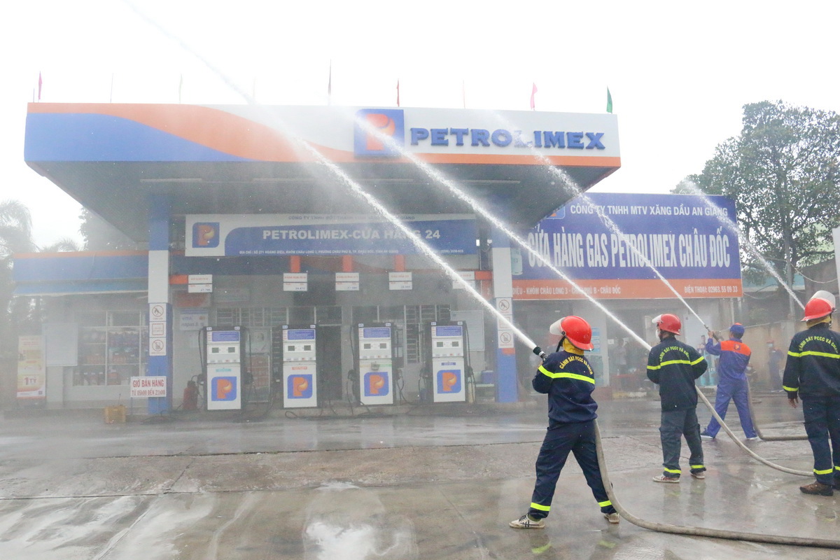 Thực tập phương án chữa cháy tại Petrolimex-Cửa hàng 24