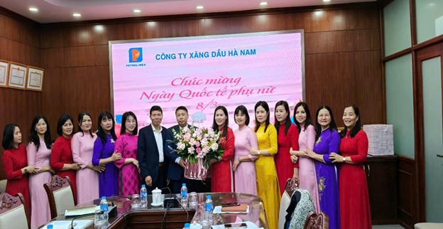 Phụ nữ Petrolimex Hà Nam rạng rỡ trong tà áo dài duyên dáng