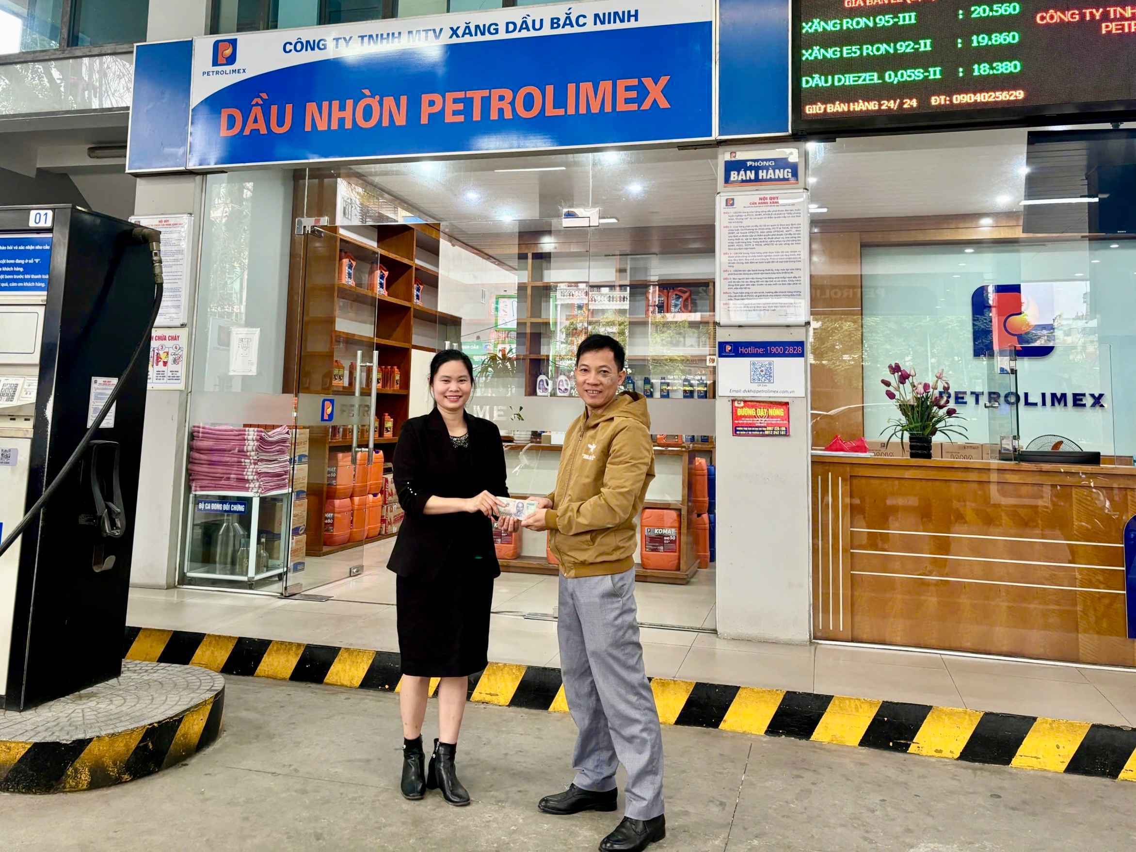 Trả lại tài sản đánh rơi - Hành động đẹp tại Petrolimex - Cửa hàng 02