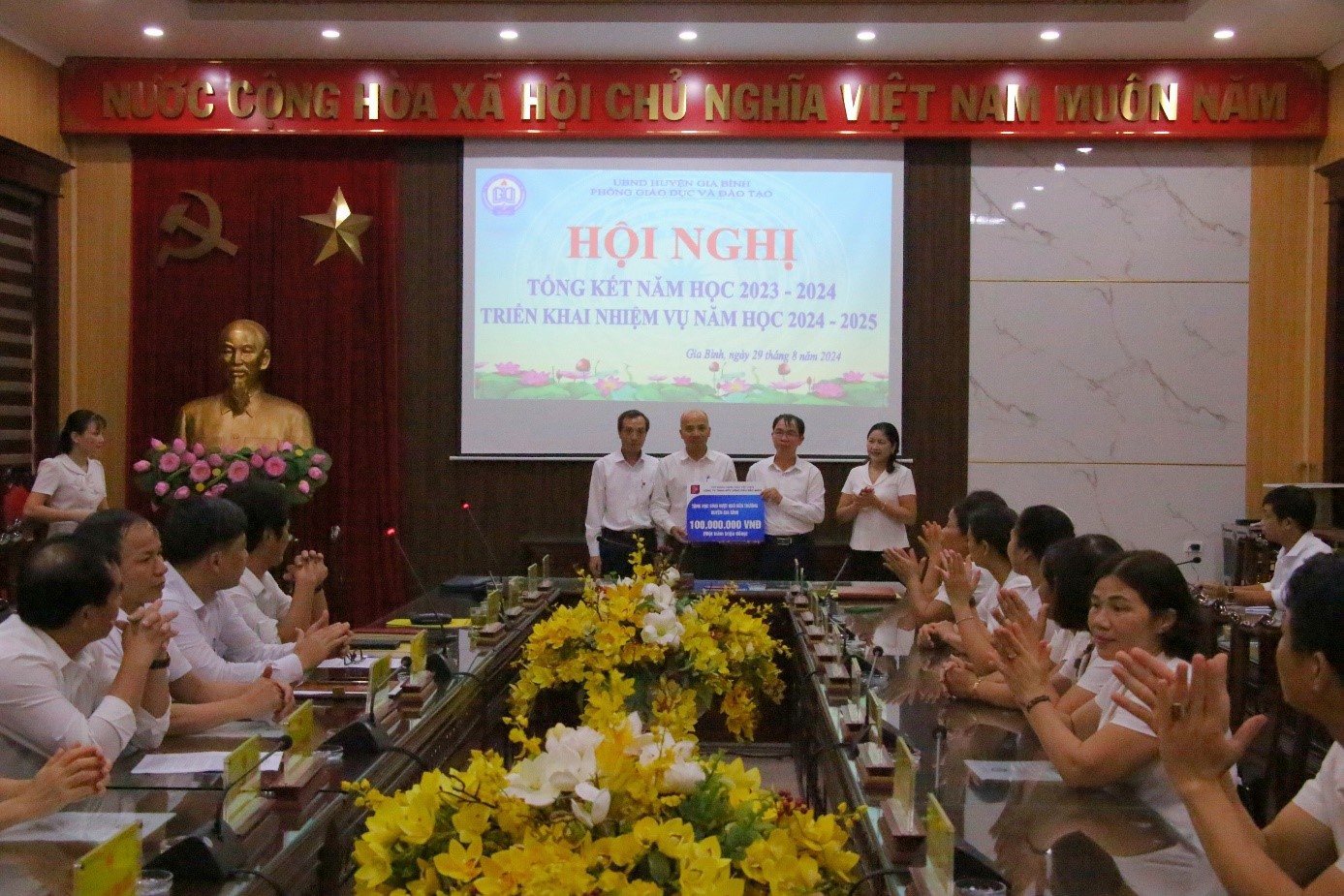 Công ty Xăng dầu Bắc Ninh hỗ trợ học sinh nghèo vượt khó tại huyện Gia Bình, tỉnh Bắc Ninh