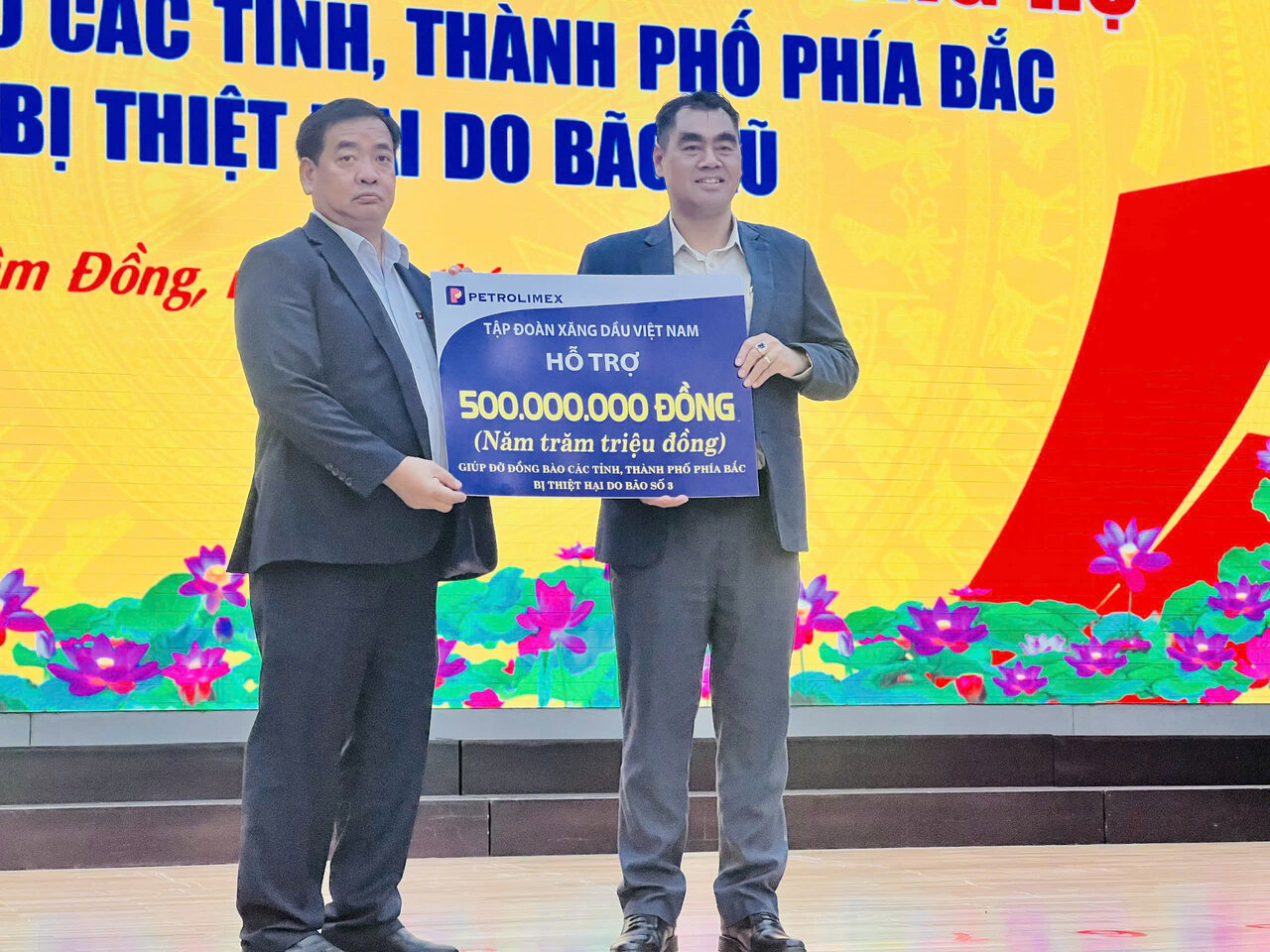 Petrolimex Lâm Đồng chung tay ủng hộ đồng bào bị bão, lũ