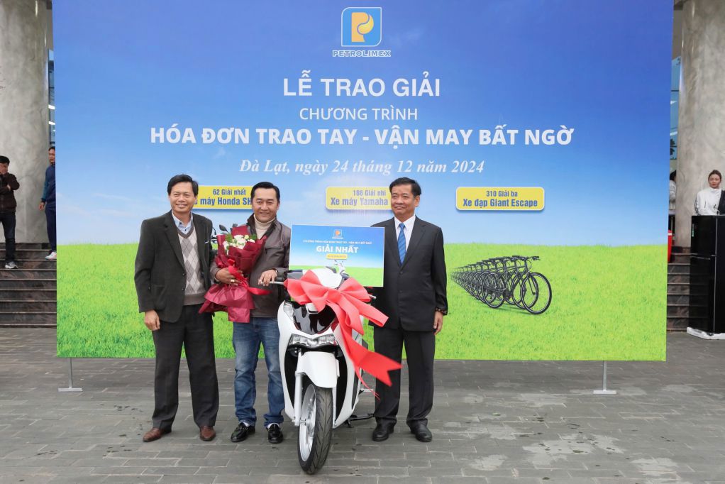Petrolimex Lâm Đồng trao giải chương trình “Hóa đơn trao tay - Vận may bất ngờ”