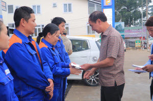 Công đoàn Xăng dầu Việt Nam trao 65 triệu đồng hỗ trợ người lao động Petrolimex Lâm Đồng
