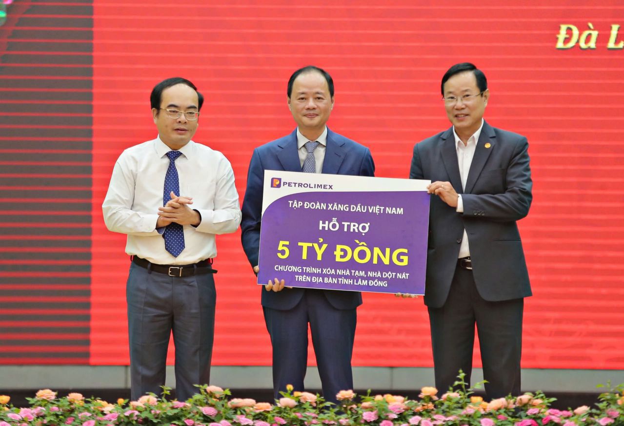 Tập đoàn Xăng dầu Việt Nam ủng hộ 5 tỷ đồng cho chương trình "xóa nhà tạm, nhà dột nát" tỉnh Lâm Đồng