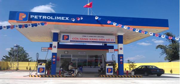 Kịp thời phục vụ đồng bào tưới cà phê ở Lộc An