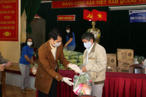 200 phần quà san sẻ khó khăn cùng hộ nghèo Tp. Đà Lạt