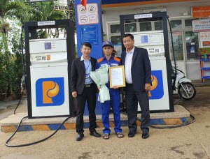 Petrolimex Lâm Đồng khen thưởng nhân viên trả lại tài sản cho khách hàng