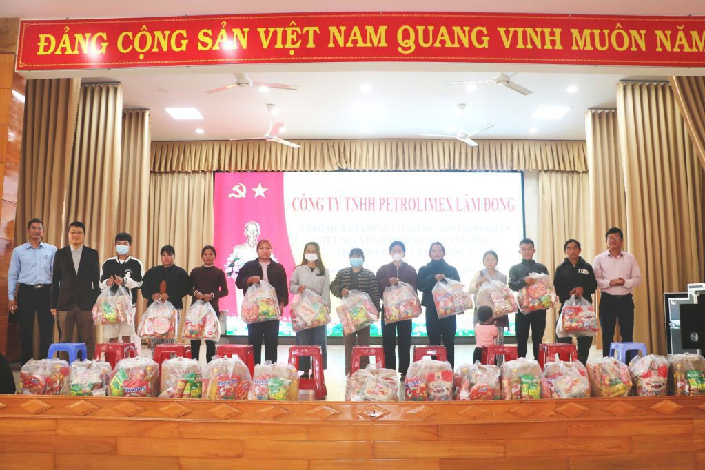Petrolimex Lâm Đồng tặng quà hộ gia đình khó khăn tại Xã Đam Rông 2 và Phường Lâm Viên – Đà Lạt
