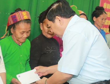 Petrolimex Nghệ An trao quà tặng hộ nghèo biên giới xã Tam Quang