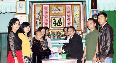 PLC chúc Tết Mẹ VNAH Trần Thị Xân và tặng quà trẻ em nghèo 100 triệu đồng