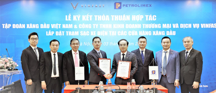 Petrolimex, VinFast to jointly install charging points at petrol stations