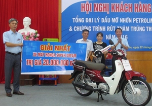 Khách hàng Petrolimex Bắc Thái trúng thưởng xe máy