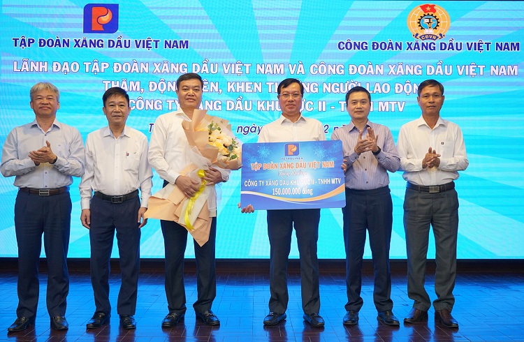 Chủ tịch HĐQT Petrolimex Phạm Văn Thanh động viên và khen thưởng NLĐ Petrolimex Sài Gòn