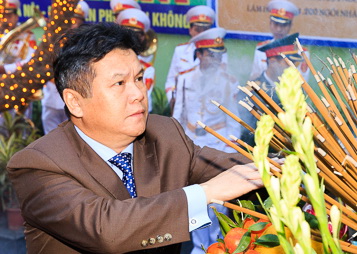 Tổng giám đốc Phạm Đức Thắng dâng hương tại Đài tưởng niệm Khâm Thiên