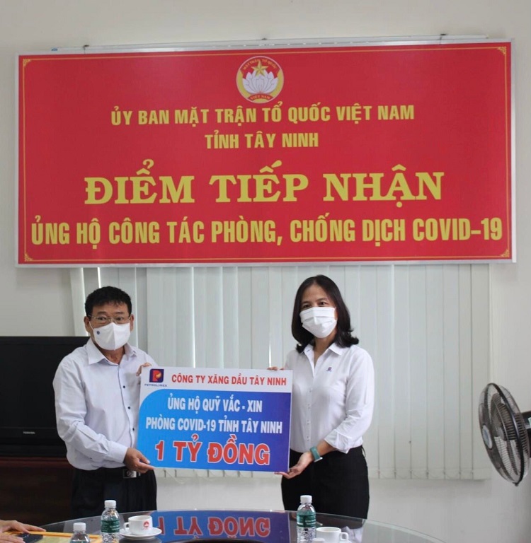 Petrolimex Tây Ninh ủng hộ 1 tỷ đồng vào Quỹ vắc xin phòng Covid-19 của Tỉnh