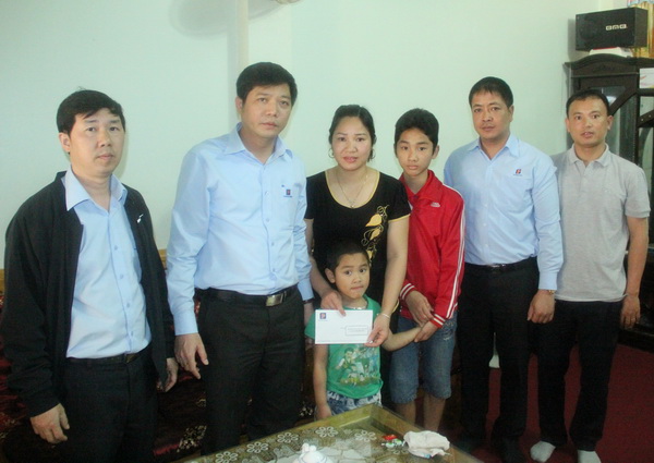 Petrolimex Hà Giang thăm hỏi, tặng quà gia đình CBCNV bị tai nạn lao động