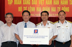 Trao tặng BTL Hải quân Việt Nam 2 tỷ đồng