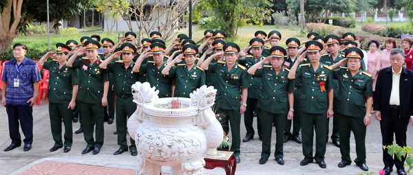 Lễ dâng hoa tưởng niệm Chủ tịch Hồ Chí Minh tại KDT bản Nọng Ôn (tỉnh Udonthani, Vương quốc Thái Lan)