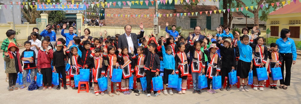 Mang niềm vui đến trường tiểu học Nà Choòng
