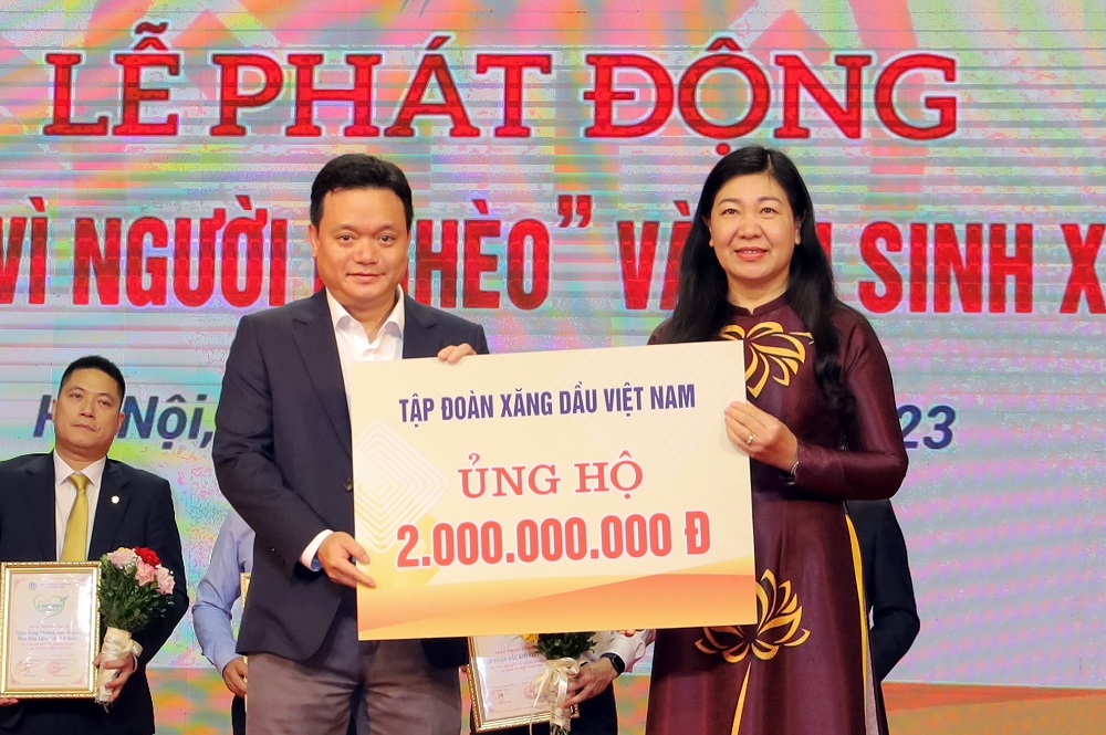 Petrolimex trao tặng 2 tỷ đồng hưởng ứng Tháng cao điểm 'Vì người nghèo' và ASXH thành phố Hà Nội năm 2023