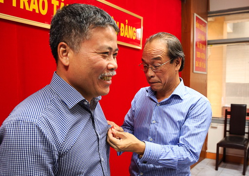 P.TGĐ Petrolimex Vương Thái Dũng nhận Huy hiệu 30 năm tuổi Đảng
