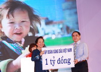 Petrolimex trao 1 tỷ đồng tại Lễ phát động hưởng ứng tháng hành động vì trẻ em năm 2013