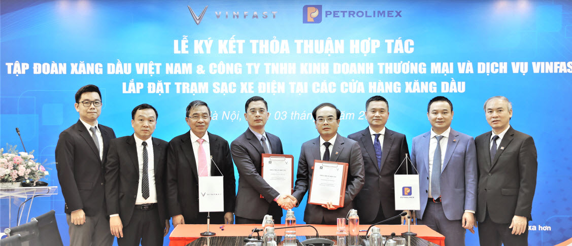 Petrolimex và VinFast ký thỏa thuận hợp tác lắp đặt trạm sạc xe điện tại CHXD