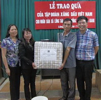 Petrolimex Hà Giang và PLC tặng quà ngày 1-6