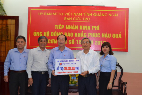 Petrolimex hỗ trợ nhân dân vùng lũ lụt tỉnh Quảng Ngãi 250 triệu đồng