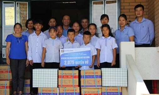 Petrolimex Điện Biên hỗ trợ trẻ em làng SOS 2.075 cuốn vở dịp khai trường
