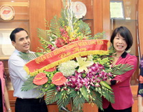 Lãnh đạo quận Long Biên thăm, chúc mừng Petrolimex Hà Nội - doanh nghiệp tiêu biểu Quận