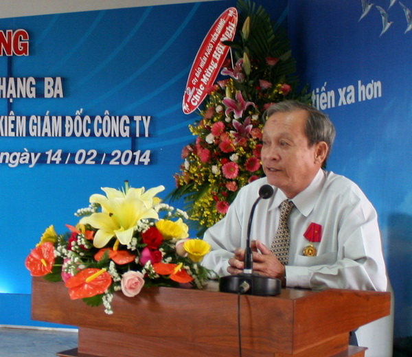 Nguyên Chủ tịch kiêm Giám đốc Nguyễn Văn Hai nhận Huân chương Lao động hạng Ba
