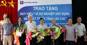 10 CBCNV Petrolimex Lào Cai nhận Huy hiệu “Vì sự nghiệp xây dựng và phát triển tỉnh Lào Cai”