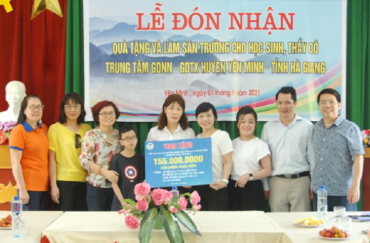 Trao quà và tiền làm sân trường Trung tâm GDNN – GDTX huyện Yên Minh