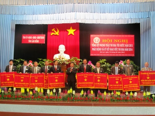 Petrolimex Lâm Đồng vinh dự nhận Cờ thi đua của UBND Tỉnh năm 2013