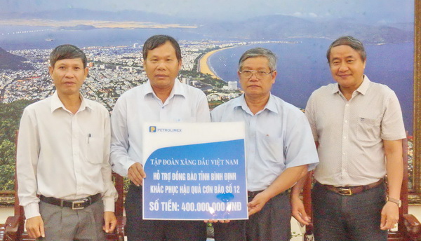 Petrolimex hỗ trợ nhân dân Bình Định 400 triệu đồng khắc phục hậu quả lũ lụt