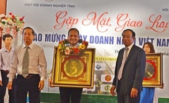 Chủ tịch kiêm Giám đốc Petrolimex T.T Huế nhận danh hiệu Doanh nhân tiêu biểu tỉnh năm 2016