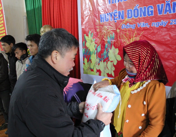 Tet gifts presented to needy families in mountainous areas