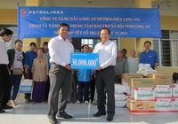 Tin ảnh: Quà tặng Trung tâm bảo trợ xã hội tỉnh Long An đón Tết