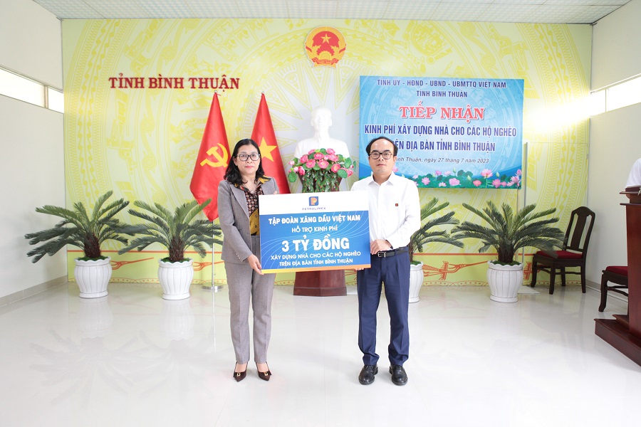Petrolimex trao 3 tỷ đồng ủng hộ Quỹ "Vì người nghèo" tỉnh Bình Thuận